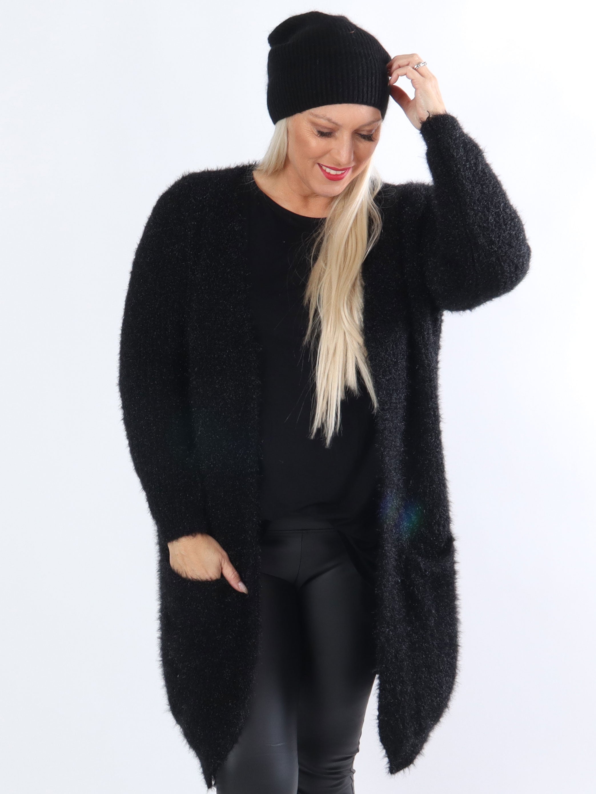 Levy - Svart plus size fluffig kofta med fickor
